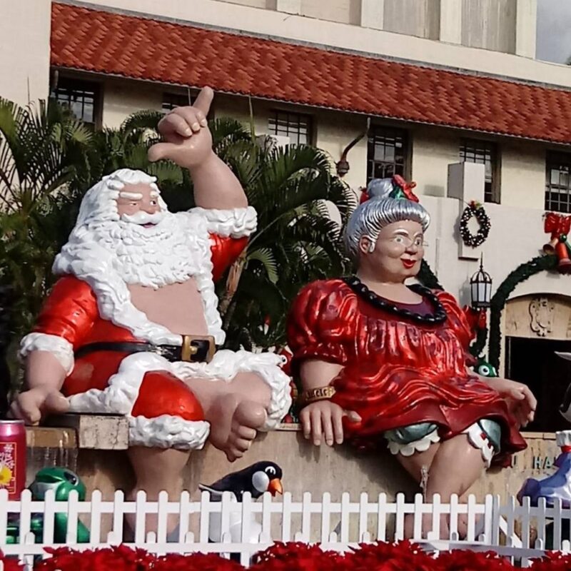 Aloha Friday Photo: Shaka Santa and Tutu Mele