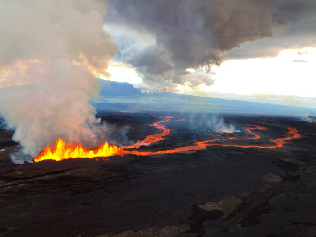 Mauna Loa eruption continues, now threatens major Hawaii Island highway