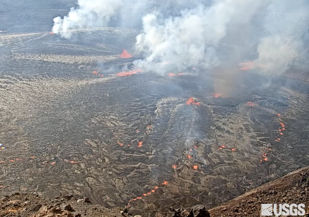 Kilauea volcano erupting again at Halemaumau crater!
