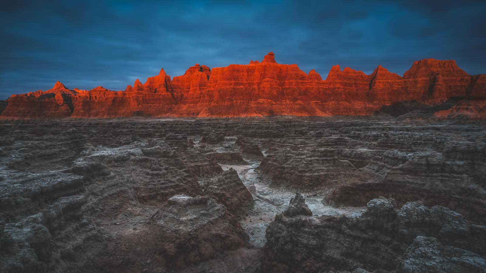 The sharply eroded, colourful pinnacles and buttes of the landscape in Badlands National Park, South Dakota at sunrise